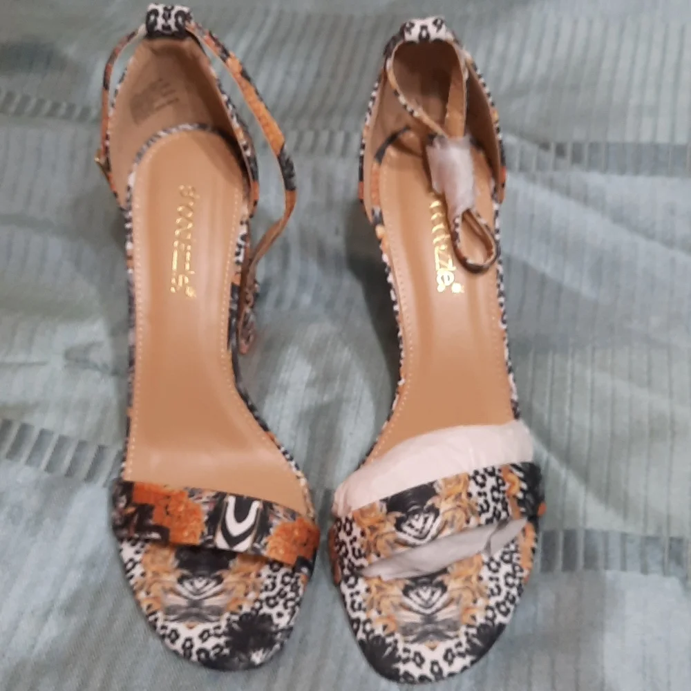 Heels with beautiful print - Picture 1 of 5